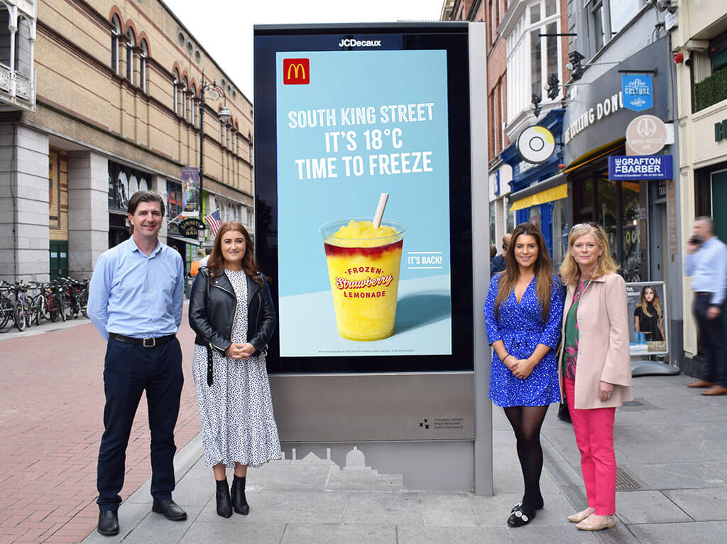 Quảng cáo ngoài trời theo địa điểm cụ thể (Place Based OOH Advertising)